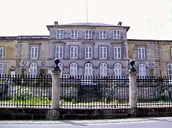 Le Château-Neuf, rue du Four, est loin de son époque de splendeur. Ici, la façade principale vers le nord. Les deux pavillons de garde de gauche et de droite de la grille ne sont pas visibles.