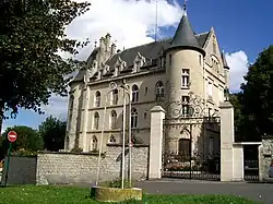 Le château actuel résulte des travaux de restauration effectués entre 1829 et 1882, mais il a remplacé un château fort médiéval dont les premières traces remontent au Xe&nbsp;siècle.