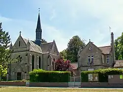 La chapelle néogothique Notre-Dame et l'ancienne école communale du hameau de Baillon, sur la place du village, rue du château.