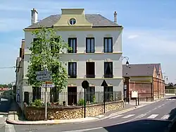 Ancien bâtiment administratif transformé en logements.