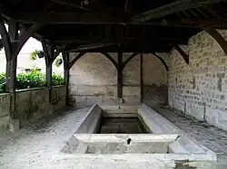 L'intérieur du lavoir rue des Auges.