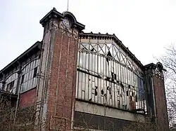 Détail de la structure métallique façade Nord avec remplissage en briques.