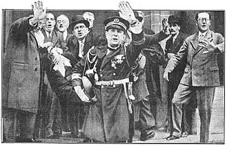 Photo en noir et blanc d’hommes portant un corps et semblant désapprobateurs à la vue de l’objectif des photographes