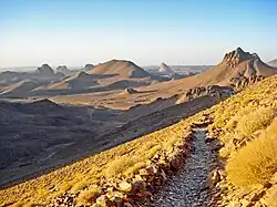 Chemin de randonnée descendant du plateau de l'Assekrem (parc national de l'Ahaggar