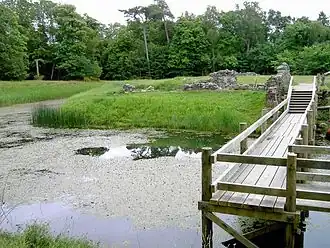 Accès aux ruines d'Asserbo, de l'autre côté des douves.