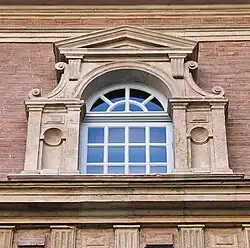 Fenêtre au-dessus de la loggia.