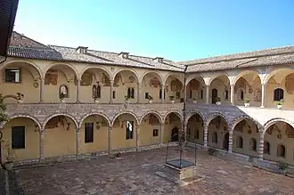 Cloître de Sixte IV (côtés ouest et nord).