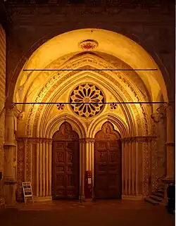 Porche renaissance (1487) et portail géminé du XIVe&nbsp;siècle.