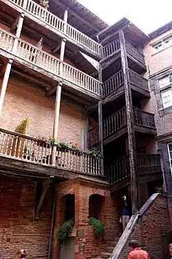 no&nbsp;16 : Galeries en bois dans la cour.