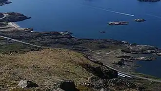 Le site d'Asummiut est situé ici en contrebas du massif de Palasip Qaqqaa, près de la piste de l'aéroport de Sisimiut,,,.