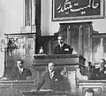 Mustafa Kemal prononçant ce discours, sous la banderole La souveraineté appartient au peuple.