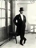 Mustafa Kemal Atatürk en habit de jour (gilet noir) et haut-de-forme.