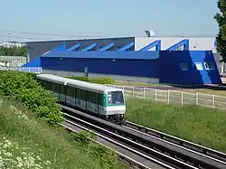 Atelier de l'Orlyval avec une rame.