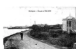 Carte postale ancienne représentant une mosquée avec un promeneur.