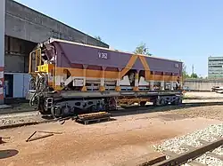 Wagon de ballastage des voies.