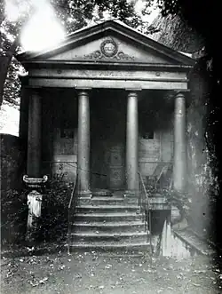 Le Temple de l'Amitié au no&nbsp;20,(photographie d'Eugène Atget).
