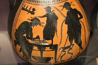 Cordonnier assis dans sa boutique, découpant un morceau de cuir aux dimensions du pied de son client debout