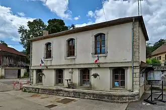 La mairie-fontaine-abreuvoir d'Athose.