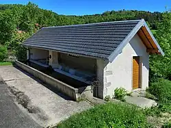Le lavoir-abreuvoir d'Athose.