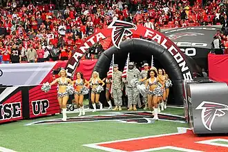 Entrée des Falcons accompagnés des pom-pom girls et de la Garde Nationale de Géorgie.