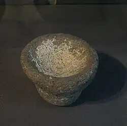 Vaisselle en pierre du site d'Atlit Yam, VIIe&nbsp;millénaire&nbsp;av. J.-C. Musée de la Préhistoire Moshe Stekelis, Haifa.