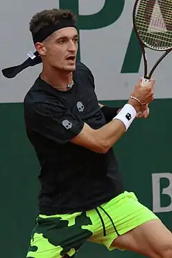 Térence Atmane tenant sa raquette des deux mains