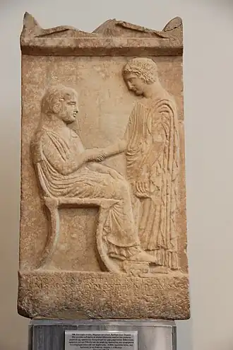 Stèle en marbre représentant deux femmes.