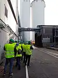 L'expédition du sucre se fait à partir de deux grands silos.