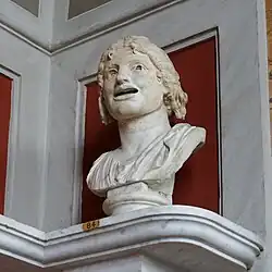 Acteur portant un masque de théâtre féminin