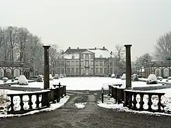 Le château et son portique d'entrée.