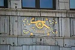 Enseigne « Au canon d'or », au no&nbsp;7.