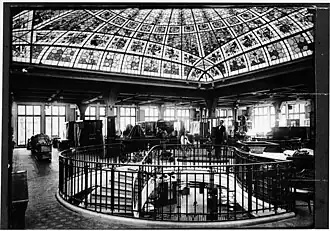 Escalier et verrière.