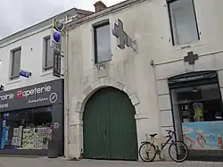 Porche et maison, rue Carnot, ancienne auberge où coucha Louis XIII le 14 avril 1622 avant la bataille de Riez.