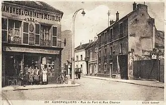 Rue du Fort (Rue Léopold-Rechossière) et rue Charron. Les deux bâtiments au premier plan existent toujours.