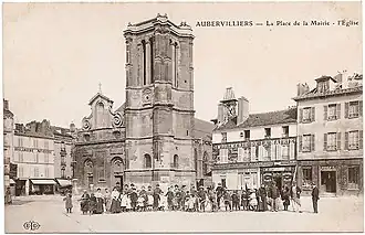 L'église à l'est de la place.