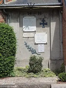 Plaques commémo-ratives, monument aux morts.