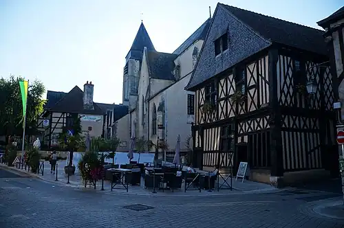 La maison devant l'église Saint-Martin en 2015.