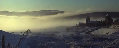 Brume matinale sur un paysage enneigé de l'Aubrac, en novembre 1979.