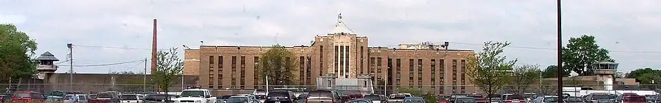 Façade actuelle de la prison d'Auburn. A noter les deux miradors de chaque côté et la statue de Copper John au sommet.