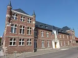 Façade principale du château, faisant partie de la mairie.