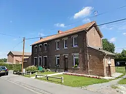 Des habitations groupées par deux.