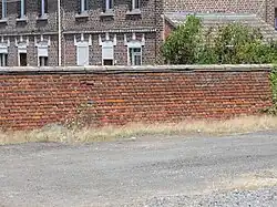 Les murs d'enceinte.