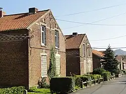 Des habitations destinées à la démolition.