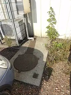 La tête de puits matérialisée et l'exutoire de grisou.