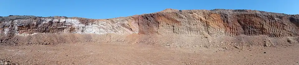 Le terril no&nbsp;23, 3 d'Auchel ancien Ouest, de la fosse no&nbsp;3 - 3 bis - 3 ter des mines de Marles, est exploité pour ses schistes rouges.