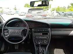 Vue de l'habitacle de l'Audi 100 C4