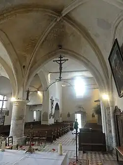 1re&nbsp;travée, vue vers l'ouest dans la nef.