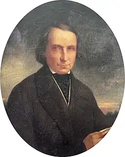 Portrait en buste d'un homme portant des vêtements sombres et qui semble tenir un livre à la main qui pose de trois quarts l'air sérieux.