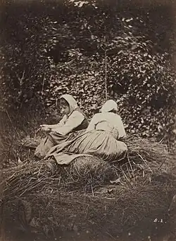Deux paysannes assises (années 1870).