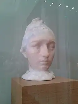 Tête de Camille Claudel au bonnet, pâte de verre, en collaboration avec Jean Cros. Paris, musée Rodin.
